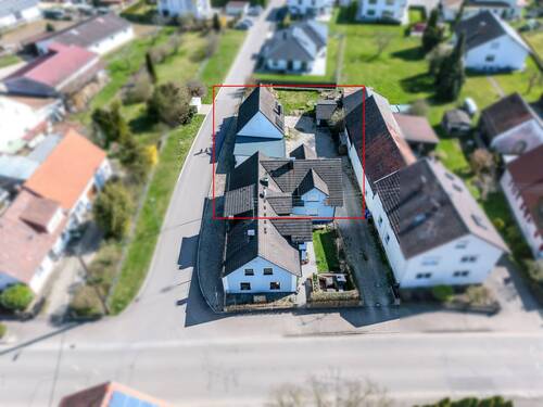 Frontansicht - Außergewöhnliche Immobilie – Maisonette Wohnung mit drei Garagen und Hebebühne in Holzheim Weisingen