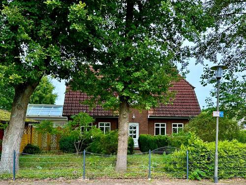 Hauseingang, traufseitig mit Vorgarten - 3 Zimmer Einfamilienhaus in Tespe