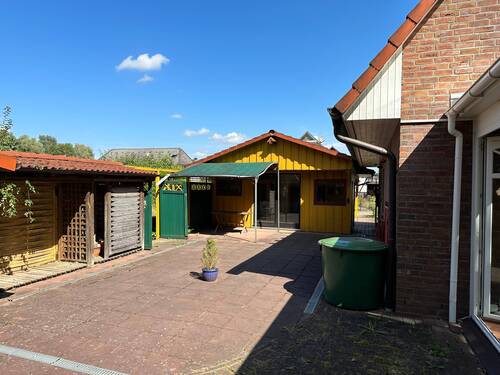 9_Hof mit Saunagebäude.jpeg - Einfamilienhaus mit 107,00 m² in Tespe zum Kaufen