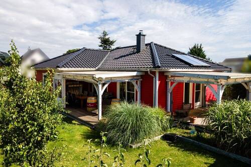 - - ~~Wo rotes Holz auf nordische Idylle trifft - Ihr Zuhause bei Bergen auf Rügen~~