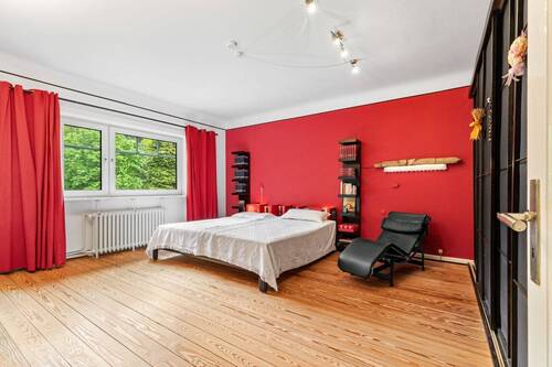 Obergeschoss: Großes Schlafzimmer mit Blick ins Grüne - 