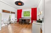 Obergeschoss: weiteres Zimmer mit Blick in den Garten - 