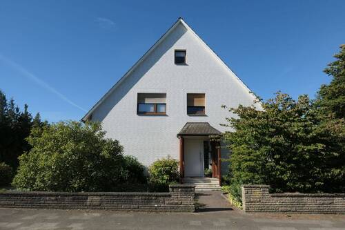 00 Hausansicht 2025 (1).JPG - Helle, gepflegte 3-Zimmer-Dachgeschosswohnung mit Südwest-Balkon in schöner Lage von Uelzen-OT!