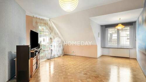 2. OG Wohnzimmer 2-1 (1) - Stilvolle 3-Zimmer-Dachgeschosswohnung mit Balkon, Stellplatz und Keller
