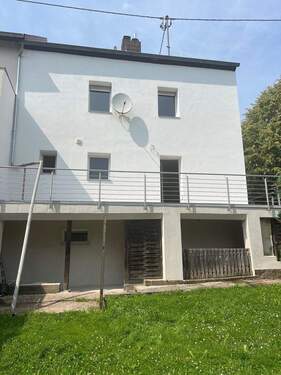 Bild 1 - Renovierte Doppelhaushälfte mit Ausbaupotential in Illingen-Uchtelfangen zu verkaufen