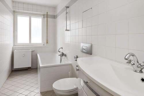 Badezimmer - Etagenwohnung mit 90,40 m&sup2; in Berlin zum Kaufen