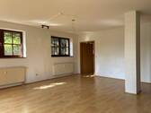 Wohnbereich mit Zugang zum Schlafzimmer - 2 Zimmer Etagenwohnung in Weingarten