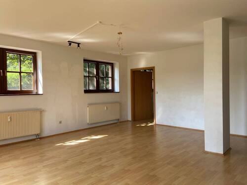 Wohnbereich mit Zugang zum Schlafzimmer - 2 Zimmer Etagenwohnung in Weingarten