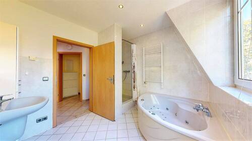Dachgeschoss Bad mit Whirlpool und Dusche - 