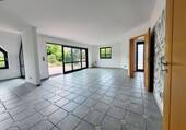 Wohnzimmer mit Zugang zur Terrasse - 