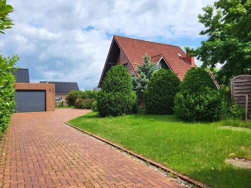 Hauseinfahrt mit Doppelgarage - 3 Zimmer Einfamilienhaus in Sassenberg