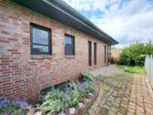 Hausseite mit Souterrainfenster - 