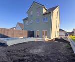 Rückansicht mit Pool und Terrasse - Doppelhaushälfte mit 120,00 m² in Ottendorf-Okrilla zum Kaufen