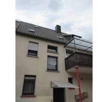 Großes Dreifamilienhaus auf teilbarem Grundstück mit bebaubarer Teilfläche. Mögliche Jahresnettomieteinnahme 16.320,00 € in Bergrheinfeld