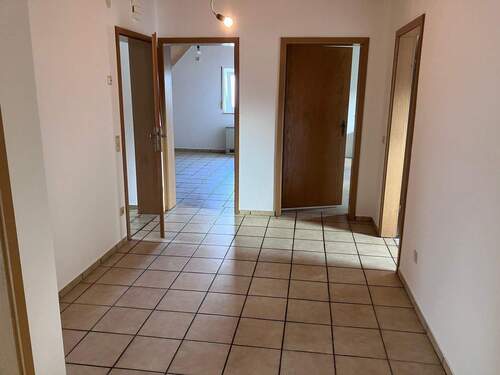 Flur/Diele - Renovierte 3-Zi.-DGW mit Gartenanteil - 91056 Erlangen-Hüttendorf