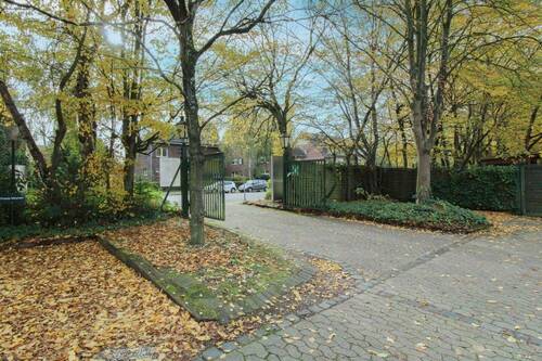 Zufahrt zum Haupteingang - 