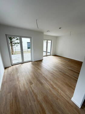 Wohnstube mit Terrassenzugang - 7 Zimmer Doppelhaushälfte in Dresden