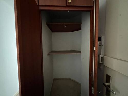 Geräumiger Abstellraum im Flur - 