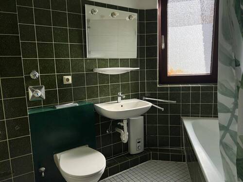 Gepflegtes Bad mit Wanne - 