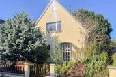 Haus Vorderansicht - Mitten in Hürth-Efferen: Sanierungsbedürftiges Haus auf gut geschnittenem Grundstück