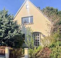 Mitten in Hürth-Efferen: Sanierungsbedürftiges Haus auf gut geschnittenem Grundstück
