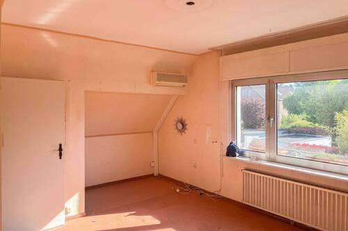 Zimmer im Obergeschoss - 2 Zimmer Einfamilienhaus in Hürth