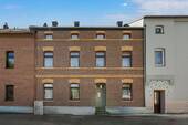 Vorderansicht - Mehrfamilienhaus mit Entwicklungspotenzial und großzügigem Grundstück