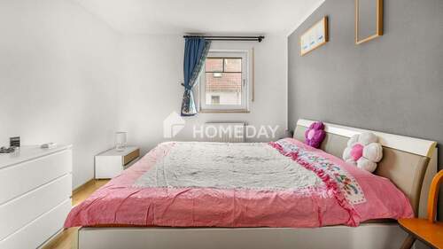 1. OG Schlafzimmer 1 - 