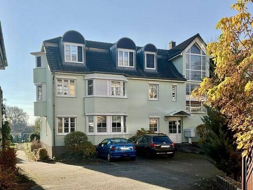 Hausansicht mit Parkplatz - 2 Zimmer Etagenwohnung in Berlin