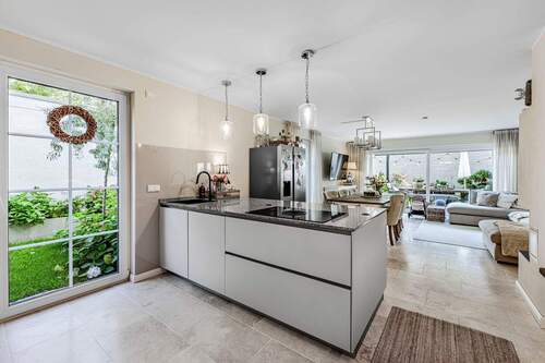 Küche mit Blick ins offene Wohn/Esszimmer - 5 Zimmer Doppelhaushälfte zum Kaufen in Bochum