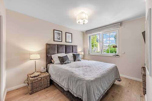 Elternschlafzimmer im 1. Obergeschoss mit begehbarem Kleiderschrank und Bad en Suite - Doppelhaushälfte mit 155,00 m² in Bochum zum Kaufen