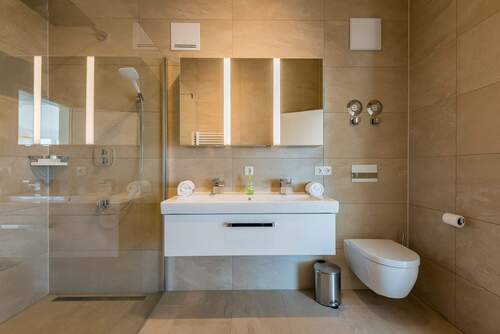 im großzügigen Badezimmer - 