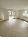 helles Wohnzimmer mit Zugang Terrasse - 