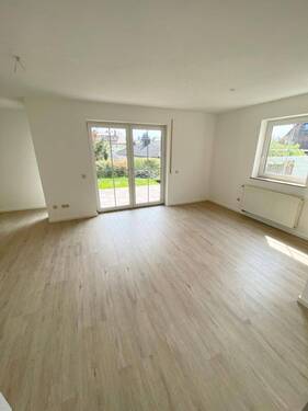 helles Wohnzimmer mit Zugang Terrasse - 