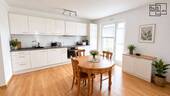 Einbauküche - B & B Immobilien: Moderne 3-Zimmer-Wohnung mit Terrasse, Fußbodenheizung und Einbauküche