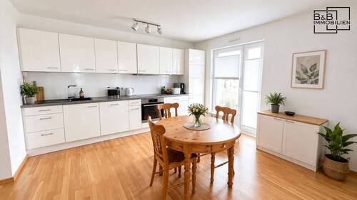 Einbauküche - B & B Immobilien: Moderne 3-Zimmer-Wohnung mit Terrasse, Fußbodenheizung und Einbauküche