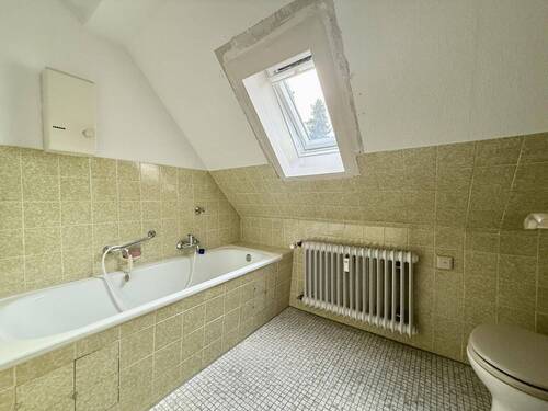 Kleines Wannenbad im Dachgeschoss - 