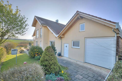 Ostseite Hausansicht / Garage - Mehrfamilienhaus, Wohnhaus mit 333,20 m&sup2; in Heilbronn / Kirchhausen zum Kaufen