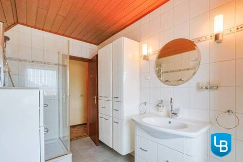 ..mit Dusche, Einbauschränke und Waschtisch - 