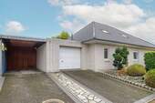 Titel - Bildschöner Walmdach-Bungalow in Vollausstattung ! PV & Solar und weitere Highlights in Top-Lage