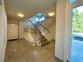 Hauseingang - Etagenwohnung mit 110,00 m² in Berlin zum Kaufen