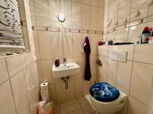 Gäste-WC - 8 Zimmer Doppelhaushälfte zum Kaufen in Marne
