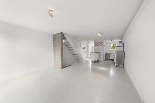 Offene Küche mit Treppenhaus - 