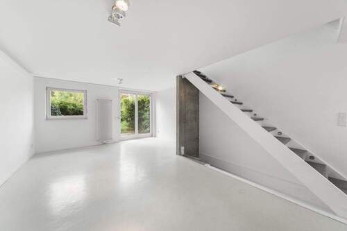 Wohnzimmer mit klaren Strukturen - 4 Zimmer Reihenmittelhaus in Berlin