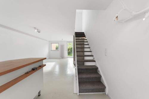 Treppenaufgang mit Küchentresen - 