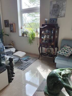 Wohnzimnmer mit viel Tageslicht - 