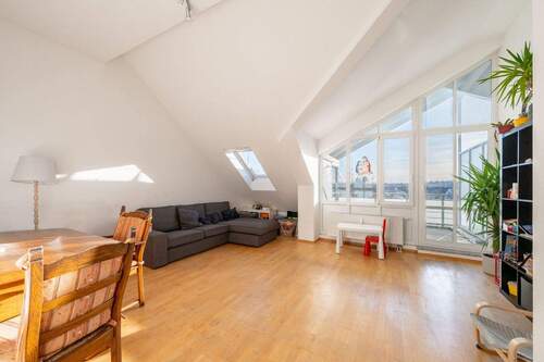 Wohnzimmer - AIGNER - Lichtdurchflutete 3-Zimmer-Dachgeschosswohnung mit Südbalkon in Neukeferloh