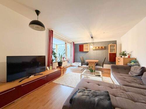 Wohnzimmer - 3 Zimmer Etagenwohnung zum Kaufen in Coburg