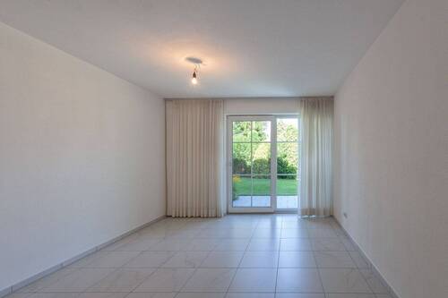Schlafzimmer EG m. Zugang zur Terrasse 2 - 