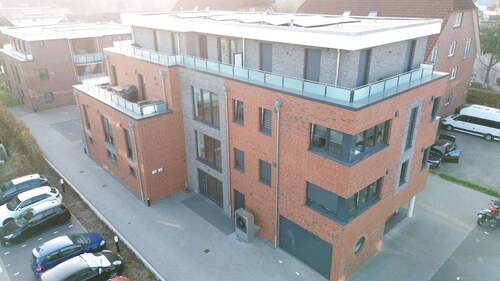 Vorderansicht Nord-Ost - Lichtdurchflutete 3-Zimmer-Etagenwohnung mit moderner Ausstattung und weitläufiger Dachterrasse